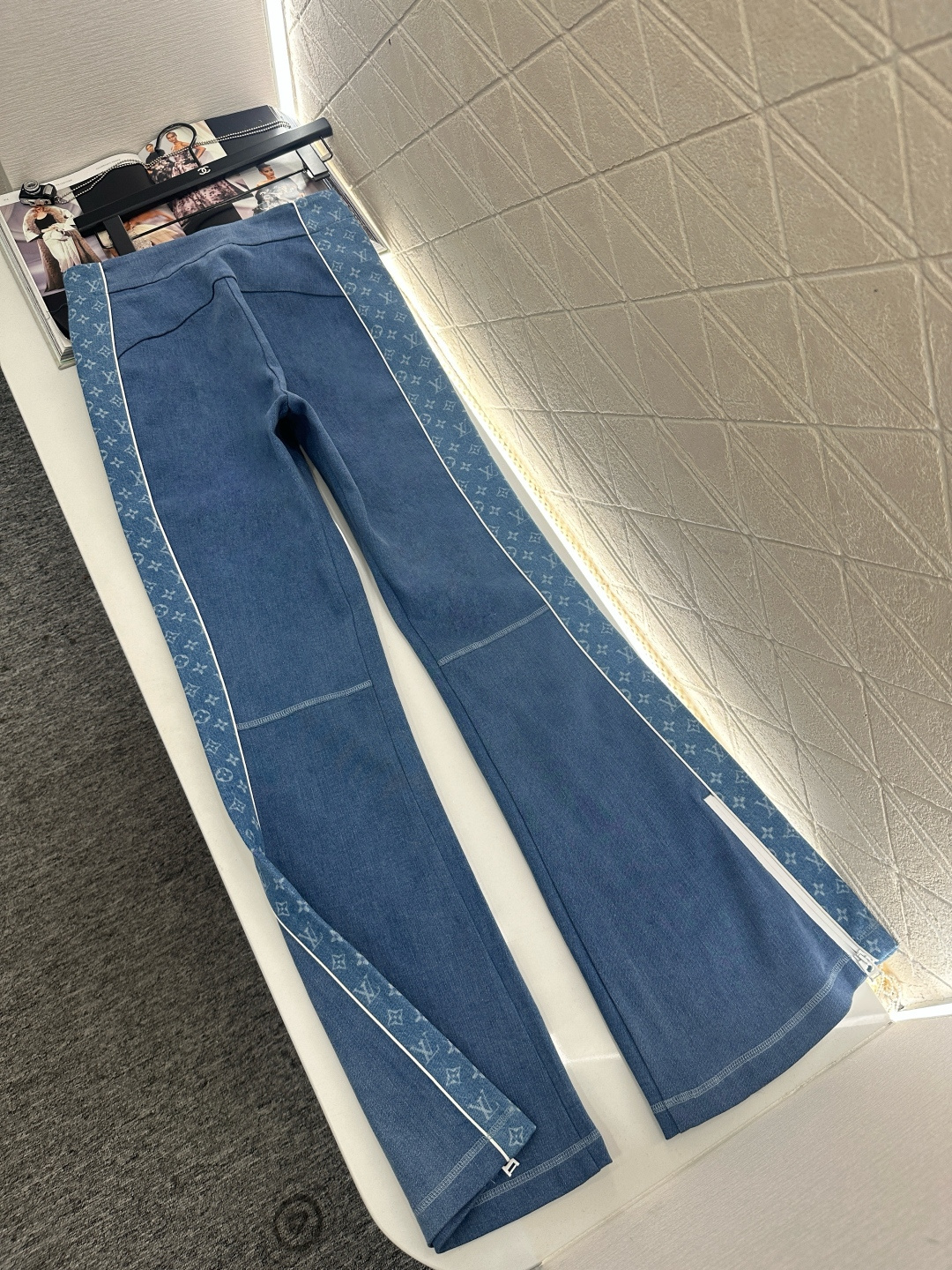 ♥Louis vuitto*♥2025新品上架 修身弹力微喇长裤定制YB斜纹全棉材质，舒适弹力，穿搭有型