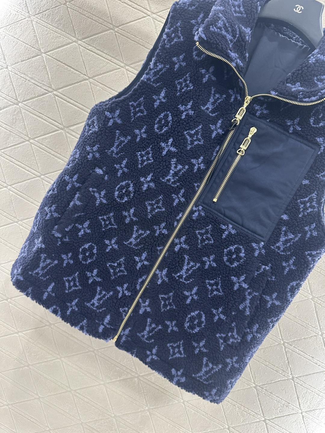 ♥Louis vuitto*♥2025新品上架 连帽泰迪羊羔马甲定制YB提花泰迪羊羔毛材质，毛量充足，防