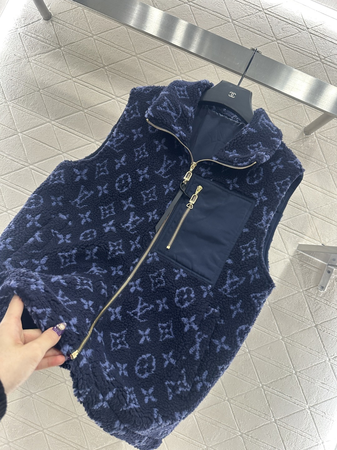 ♥Louis vuitto*♥2025新品上架 连帽泰迪羊羔马甲定制YB提花泰迪羊羔毛材质，毛量充足，防