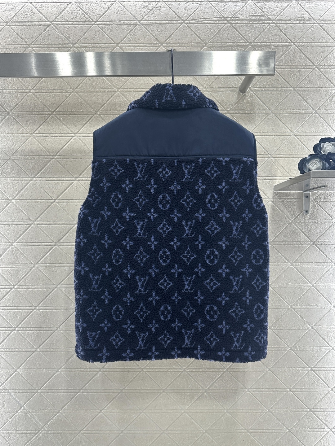 ♥Louis vuitto*♥2025新品上架 连帽泰迪羊羔马甲定制YB提花泰迪羊羔毛材质，毛量充足，防