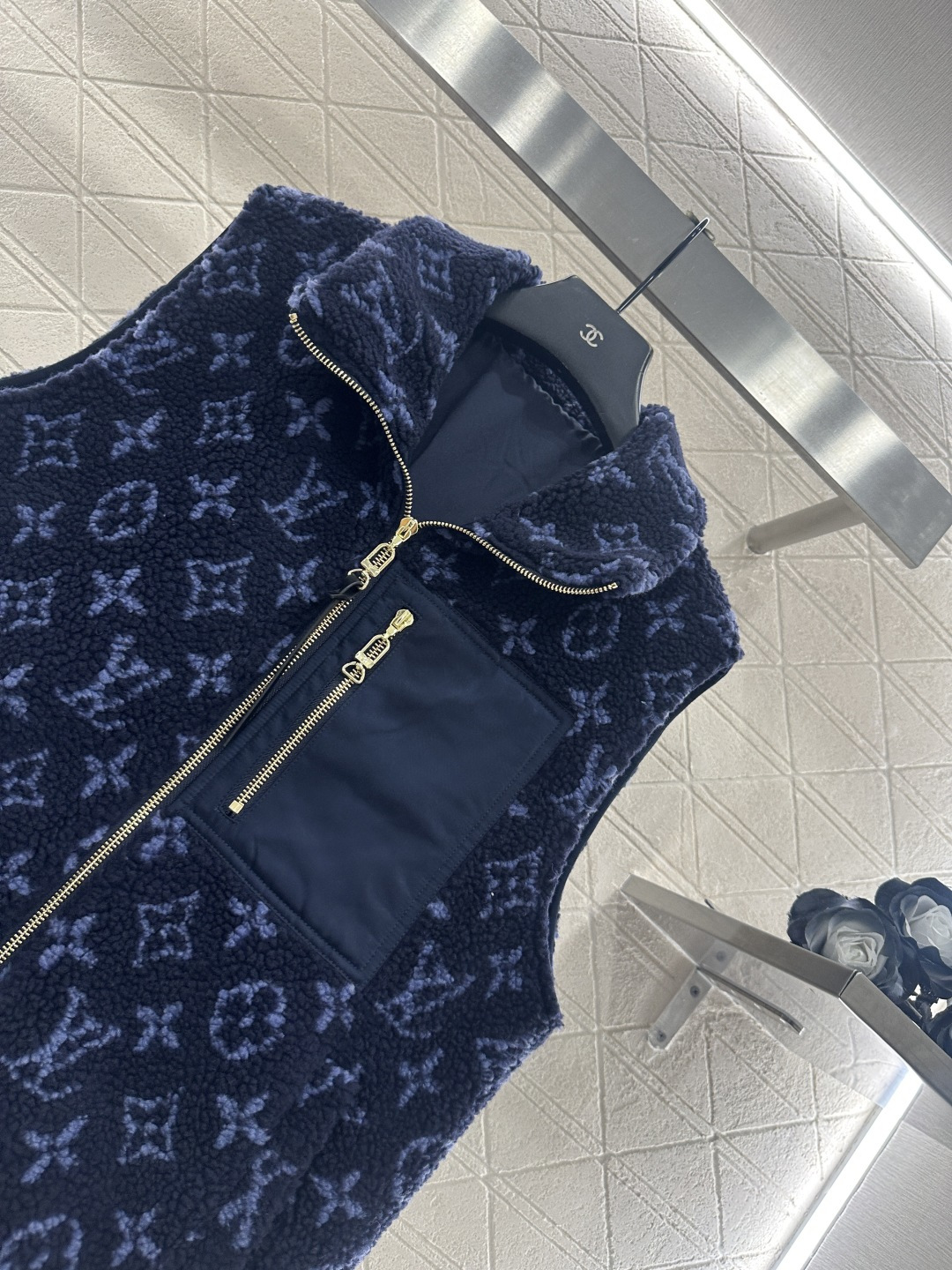 ♥Louis vuitto*♥2025新品上架 连帽泰迪羊羔马甲定制YB提花泰迪羊羔毛材质，毛量充足，防