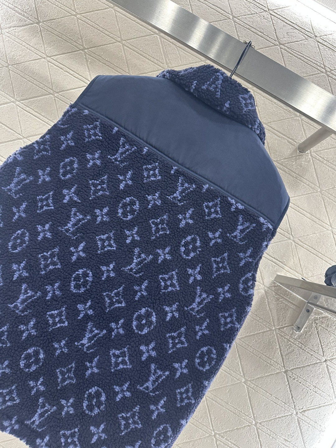 ♥Louis vuitto*♥2025新品上架 连帽泰迪羊羔马甲定制YB提花泰迪羊羔毛材质，毛量充足，防