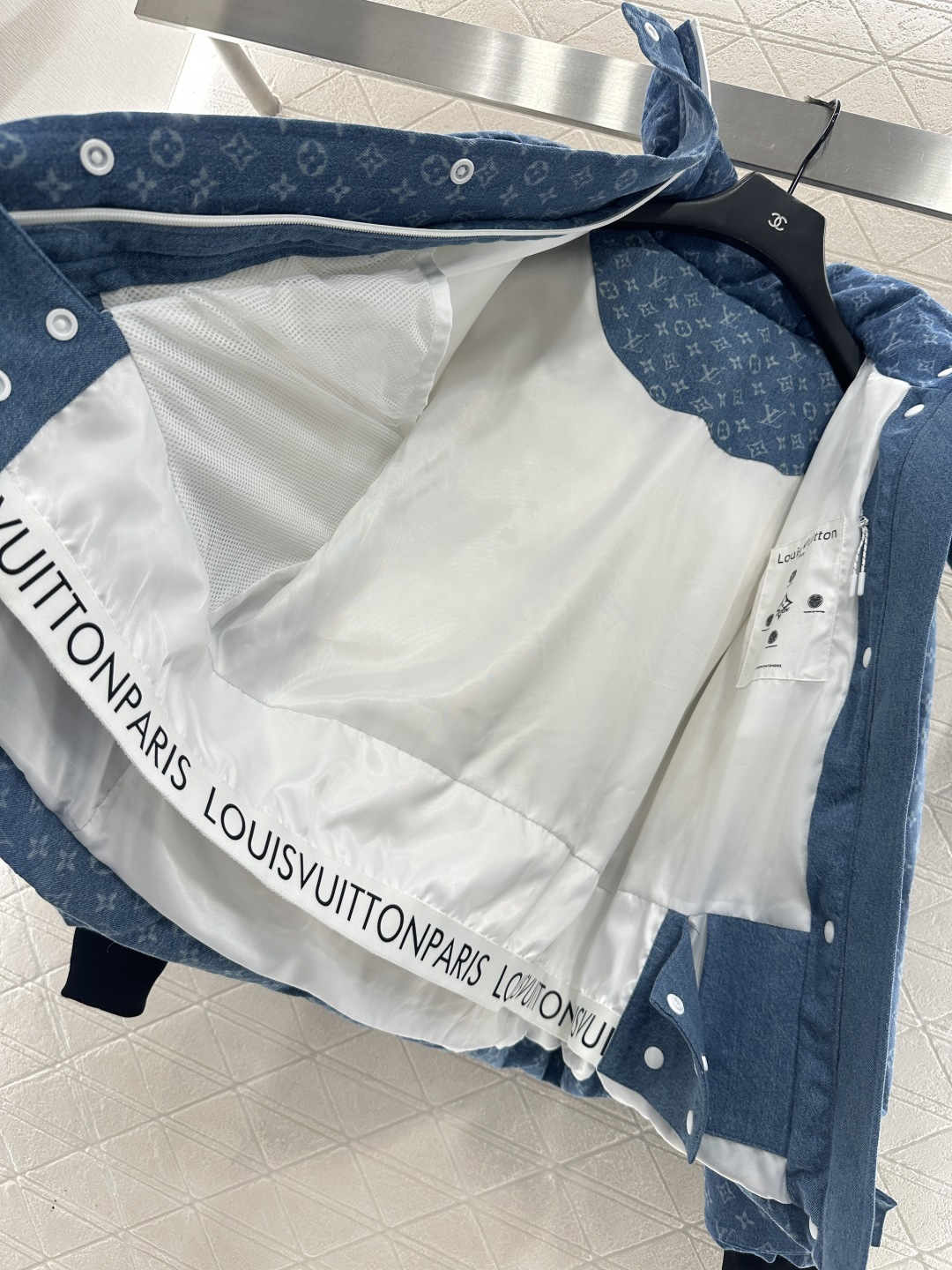 ♥Louis vuitto*♥2025新品上架 可拆卸连帽激光牛仔羽绒服定制YB斜纹棉牛仔材质，其工艺还