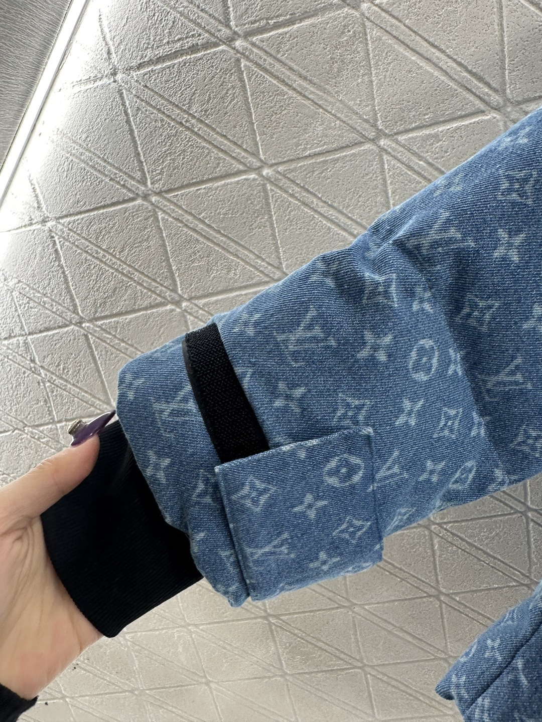 ♥Louis vuitto*♥2025新品上架 可拆卸连帽激光牛仔羽绒服定制YB斜纹棉牛仔材质，其工艺还