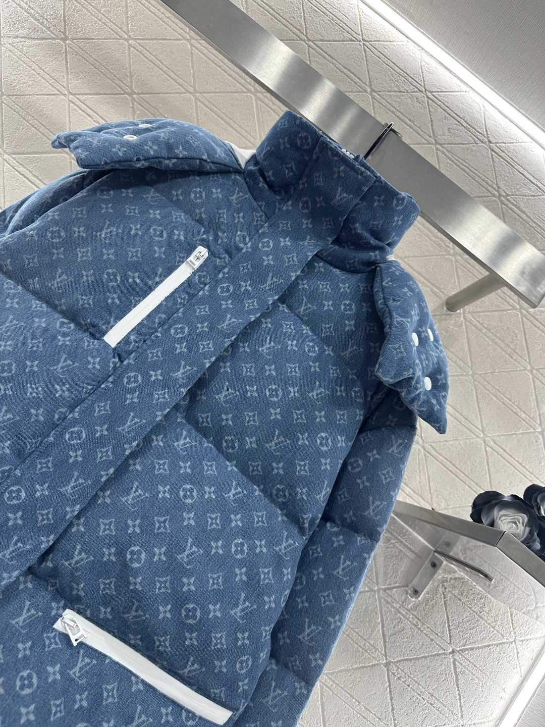 ♥Louis vuitto*♥2025新品上架 可拆卸连帽激光牛仔羽绒服定制YB斜纹棉牛仔材质，其工艺还