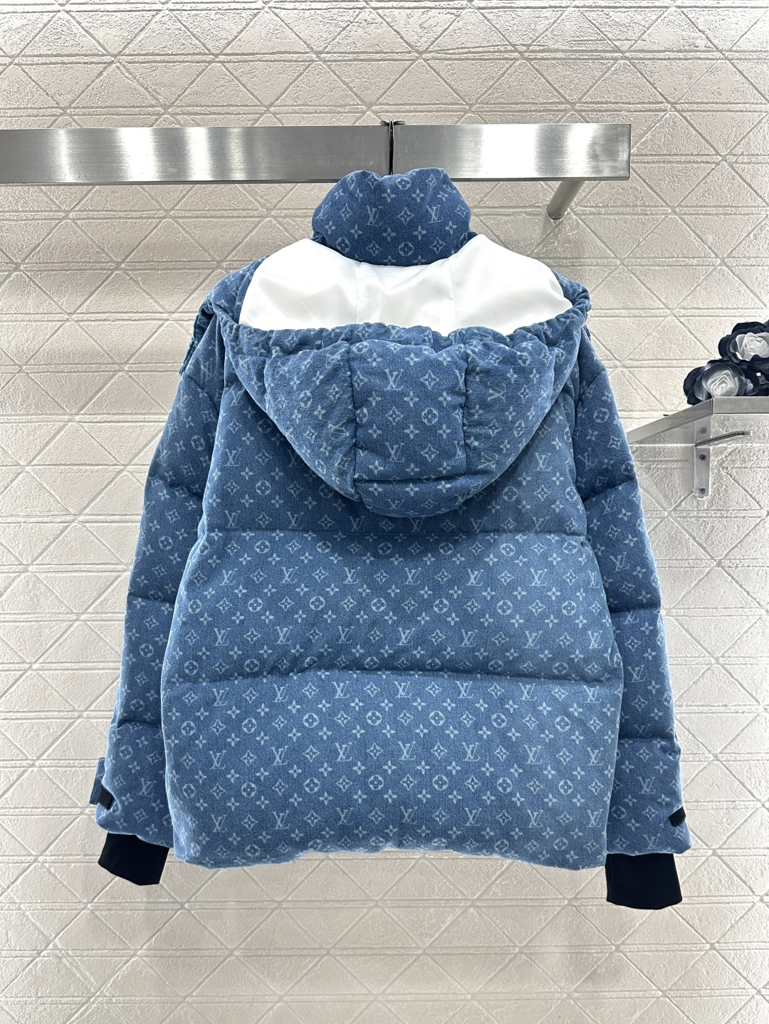 ♥Louis vuitto*♥2025新品上架 可拆卸连帽激光牛仔羽绒服定制YB斜纹棉牛仔材质，其工艺还