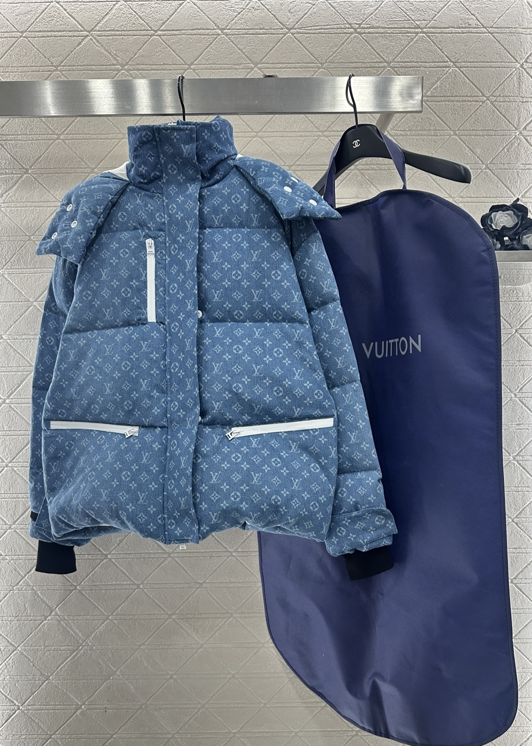 ♥Louis vuitto*♥2025新品上架 可拆卸连帽激光牛仔羽绒服定制YB斜纹棉牛仔材质，其工艺还