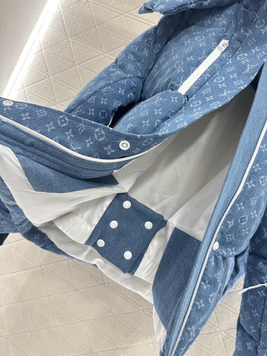 ♥Louis vuitto*♥2025新品上架 可拆卸连帽激光牛仔羽绒服定制YB斜纹棉牛仔材质，其工艺还