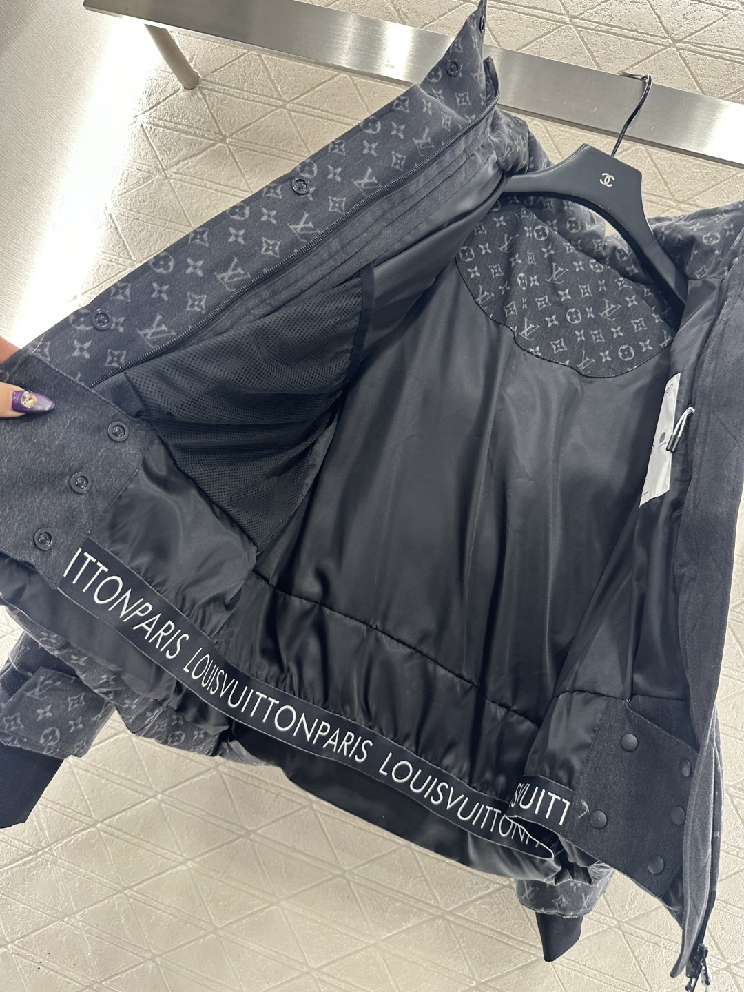 ♥Louis vuitto*♥2025新品上架 可拆卸连帽激光牛仔羽绒服定制YB斜纹棉牛仔材质，其工艺还