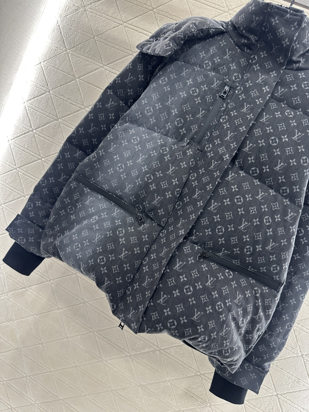 ♥Louis vuitto*♥2025新品上架 可拆卸连帽激光牛仔羽绒服定制YB斜纹棉牛仔材质，其工艺还