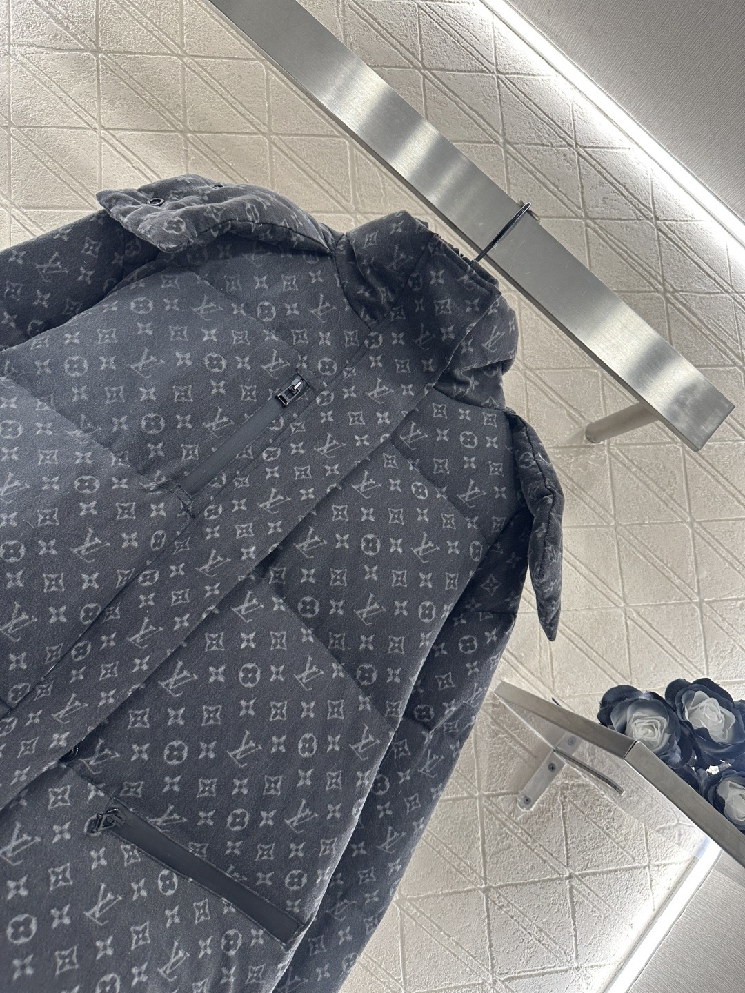 ♥Louis vuitto*♥2025新品上架 可拆卸连帽激光牛仔羽绒服定制YB斜纹棉牛仔材质，其工艺还