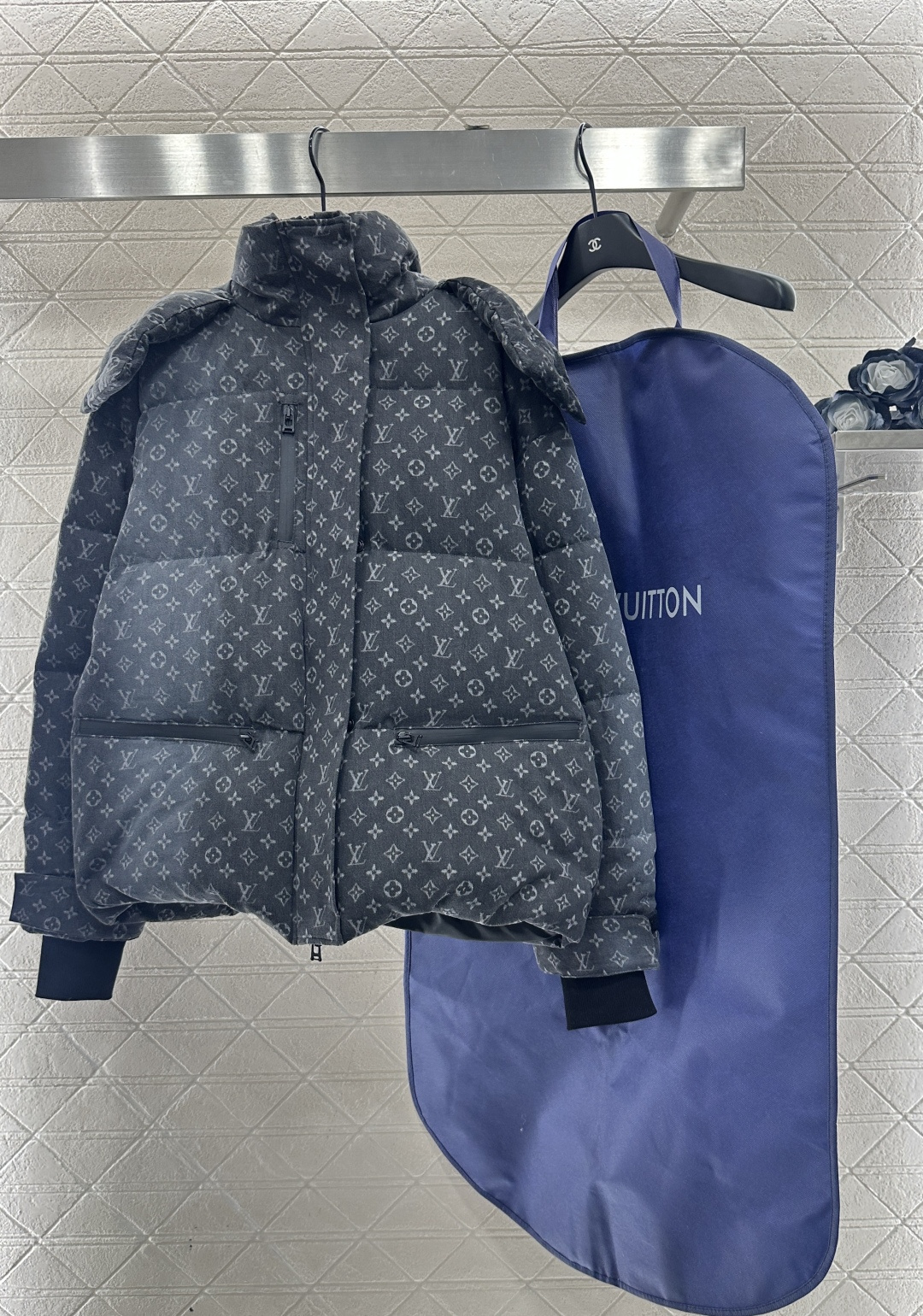 ♥Louis vuitto*♥2025新品上架 可拆卸连帽激光牛仔羽绒服定制YB斜纹棉牛仔材质，其工艺还