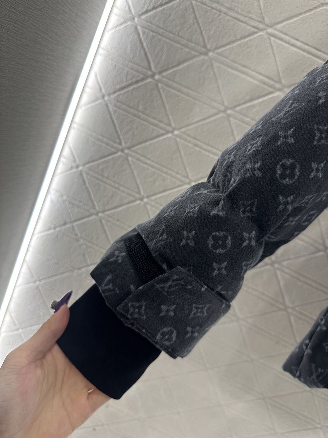 ♥Louis vuitto*♥2025新品上架 可拆卸连帽激光牛仔羽绒服定制YB斜纹棉牛仔材质，其工艺还