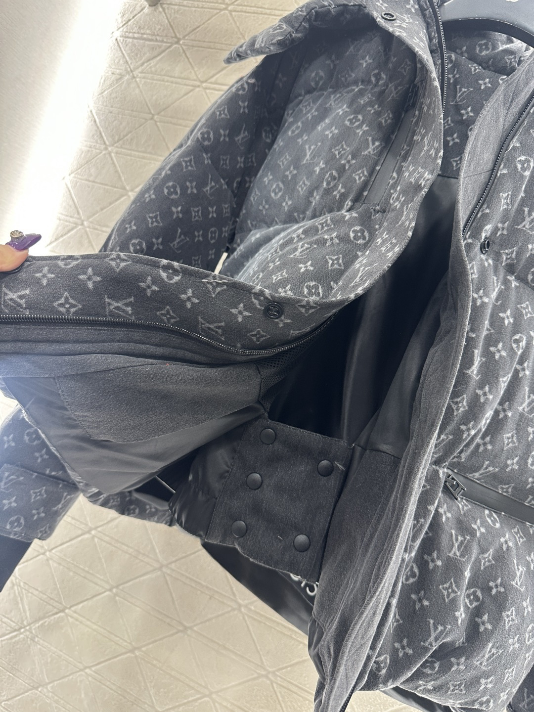 ♥Louis vuitto*♥2025新品上架 可拆卸连帽激光牛仔羽绒服定制YB斜纹棉牛仔材质，其工艺还