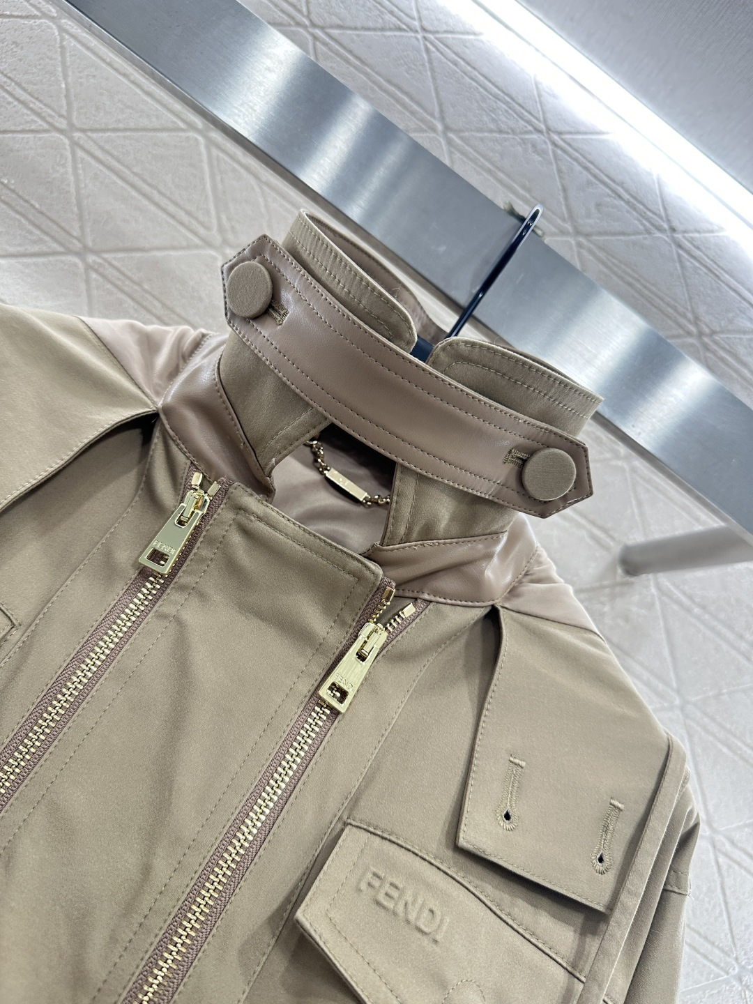 ♥Fend*♥2025新品上架 拼皮领夹克外套定制YB斜纹全棉风衣材质，质感光泽，挺括有型，纽扣固定立翻