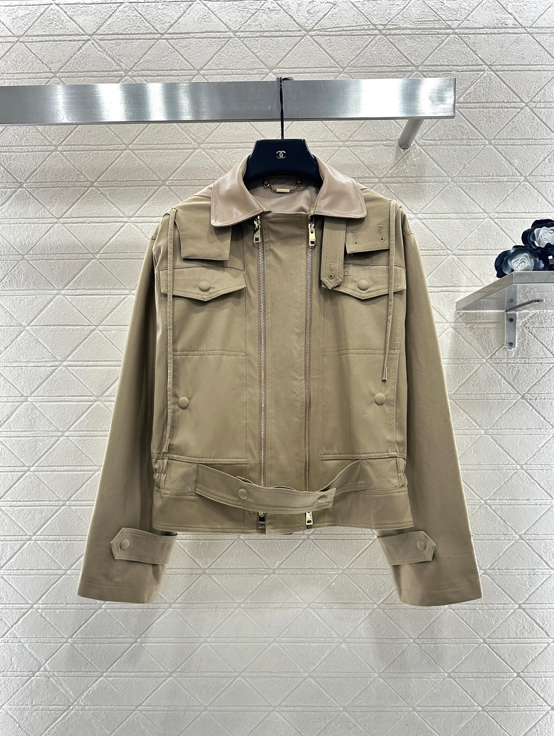 ♥Fend*♥2025新品上架 拼皮领夹克外套定制YB斜纹全棉风衣材质，质感光泽，挺括有型，纽扣固定立翻