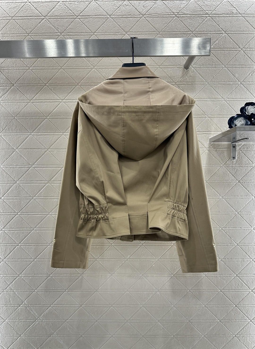 ♥Fend*♥2025新品上架 拼皮领夹克外套定制YB斜纹全棉风衣材质，质感光泽，挺括有型，纽扣固定立翻