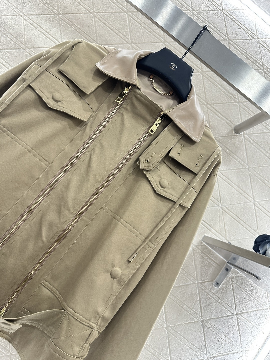 ♥Fend*♥2025新品上架 拼皮领夹克外套定制YB斜纹全棉风衣材质，质感光泽，挺括有型，纽扣固定立翻