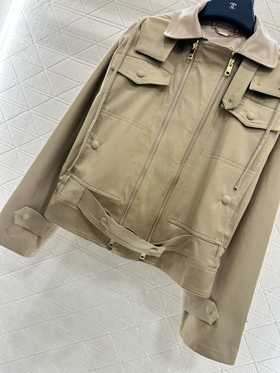 ♥Fend*♥2025新品上架 拼皮领夹克外套定制YB斜纹全棉风衣材质，质感光泽，挺括有型，纽扣固定立翻