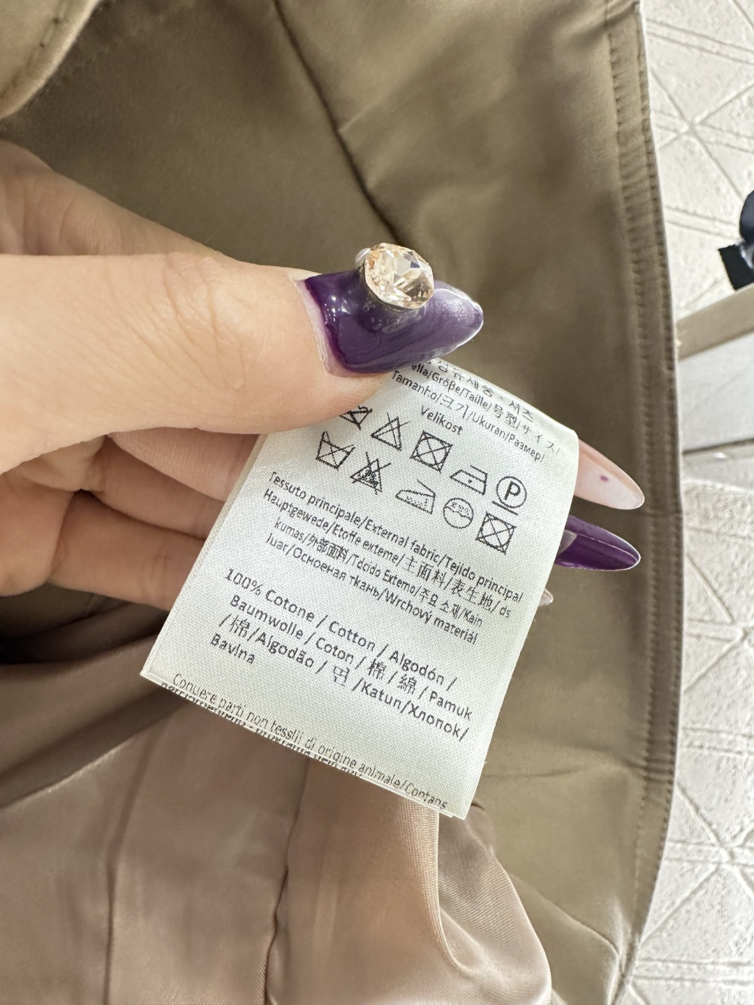 ♥Fend*♥2025新品上架 拼皮领夹克外套定制YB斜纹全棉风衣材质，质感光泽，挺括有型，纽扣固定立翻