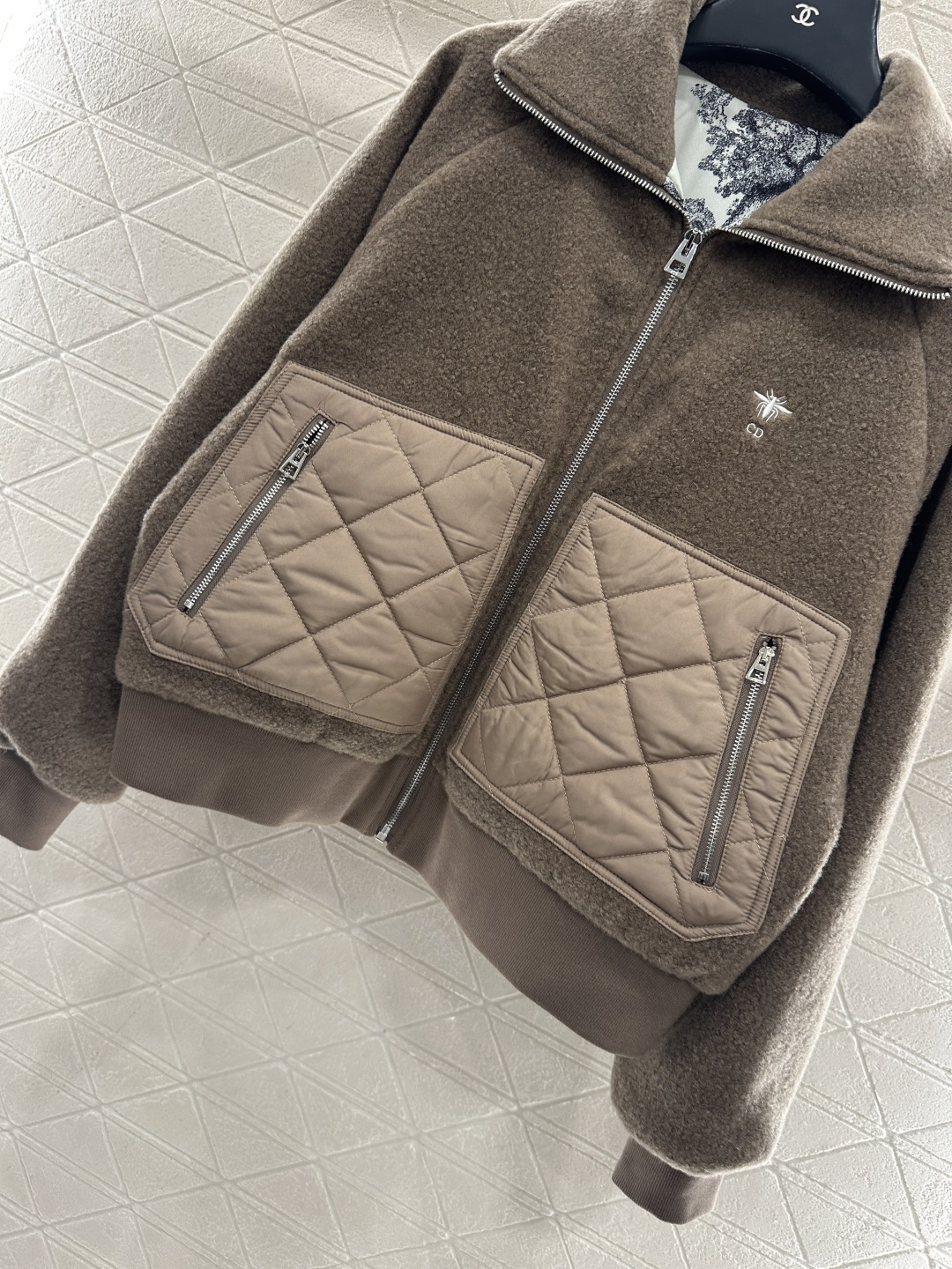 ♥Dio*♥2025新品上架 拼接口袋毛呢外套定制YB进口毛呢材质，质感细腻，穿搭舒适，翻领外套剪裁，袖