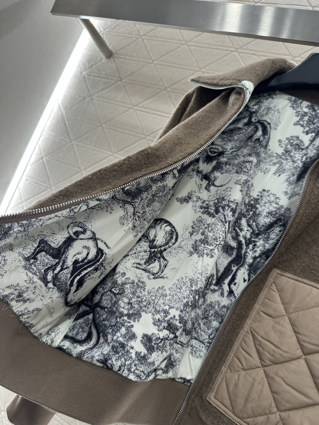 ♥Dio*♥2025新品上架 拼接口袋毛呢外套定制YB进口毛呢材质，质感细腻，穿搭舒适，翻领外套剪裁，袖