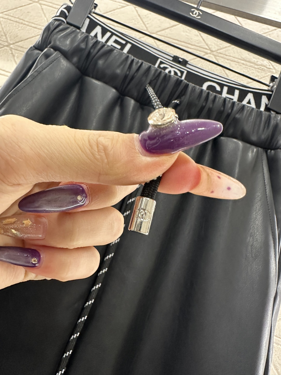 ♥Chane*♥2025新品上架 织带抽绳阔腿皮裤定制YB进口水洗皮革材质，质感高级，肌理明显，呈现细腻