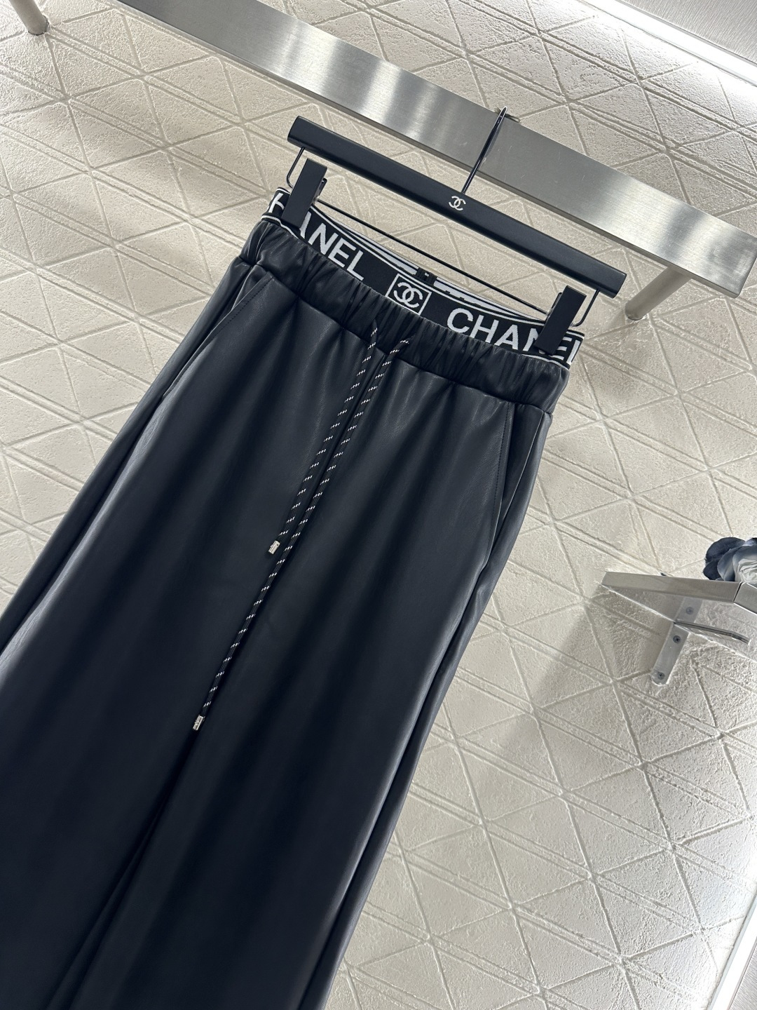 ♥Chane*♥2025新品上架 织带抽绳阔腿皮裤定制YB进口水洗皮革材质，质感高级，肌理明显，呈现细腻