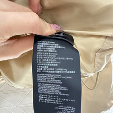 ♥Miumi*♥2025新品上架 翻领拼接撞色羽绒外套定制YB进口防风防水尼龙材质,羽绒填充内里,整 ♥Miumi*♥2025新品上架 翻领拼接撞色羽绒外套定制YB进口防风防水尼龙材质,羽绒填充内里,整