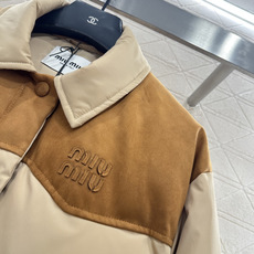 ♥Miumi*♥2025新品上架 翻领拼接撞色羽绒外套定制YB进口防风防水尼龙材质,羽绒填充内里,整 ♥Miumi*♥2025新品上架 翻领拼接撞色羽绒外套定制YB进口防风防水尼龙材质,羽绒填充内里,整