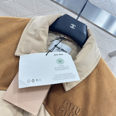♥Miumi*♥2025新品上架 翻领拼接撞色羽绒外套定制YB进口防风防水尼龙材质,羽绒填充内里,整 ♥Miumi*♥2025新品上架 翻领拼接撞色羽绒外套定制YB进口防风防水尼龙材质,羽绒填充内里,整