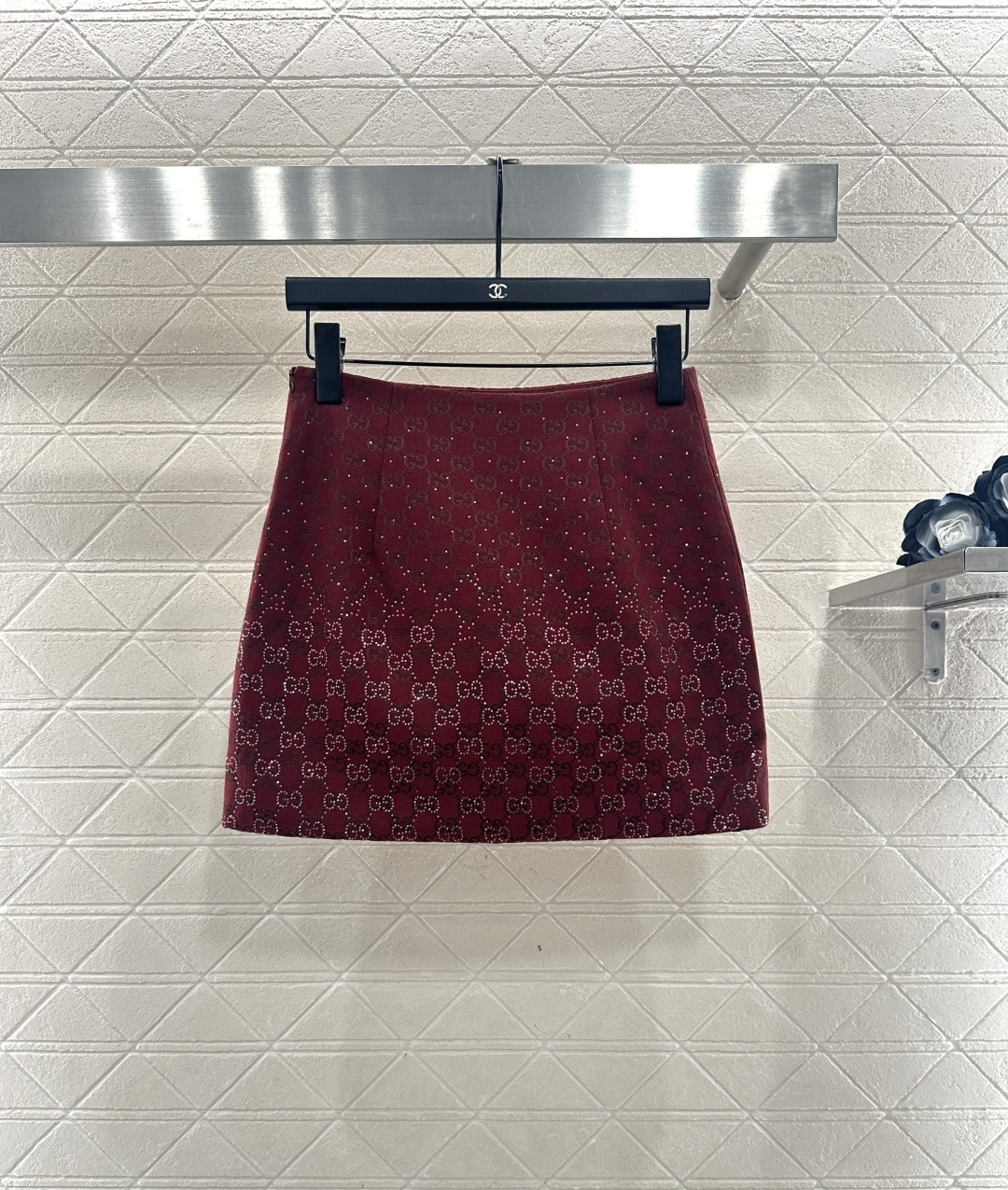 NO:636383,Gucc*2025 new products on the shelves Heavy industry hot diamond cotton jacket and skirt suit  Customized YB imported jacquard material, high-end texture, crisp and stylish, lapel-shaped suit and cotton jacket style, diamond pattern embossing inside, down cotton filling, warm and practical. Double G jacquard printed all over the body, gun-notched lapels with front buttons, high-end and crisp shape,  From top to bottom, it is embellished with heavy hot-hot diamonds and double G contrasting colors. It sparkles when viewed up close and shows a gradient luster when viewed from a distance. The design is rich in layers, creating a brand-exclusive sweet and cool style. Paired with the same series of straight-leg hip-hugging short skirts, the details echo and add to the aura. It is a must-have fashion item for autumn and winter. Customized surface accessories.  Look for the correct version, high version, skirt, Gucci-clothing, gucci, gucci, skirts, jackets & coats, down jacket, business suit, alexander wang19860909Gucc*2025新品上架 重工烫钻棉服外套短裙套装 定制YB进口提花材质,质感高级,挺括有型,翻领廓形西装棉服外套版型,内里菱格走线压纹,羽绒棉填充,保暖更实用.大身满印双G提花,枪驳翻领搭配前襟纽扣,造型高级挺括,自上向下处点缀重工烫钻和双G撞色,近看闪耀远看闪现渐变光泽,设计层次丰富,打造品牌专属甜酷风,搭配同系列直筒包臀短裙,细节呼应更显气场,秋冬必备时尚单品.定制面辅料 认准版本 高版本 半裙,古驰-服装,gucci,gucci,skirts,jackets & coats,down jacket,business suit,alexander wang,Women's clothing