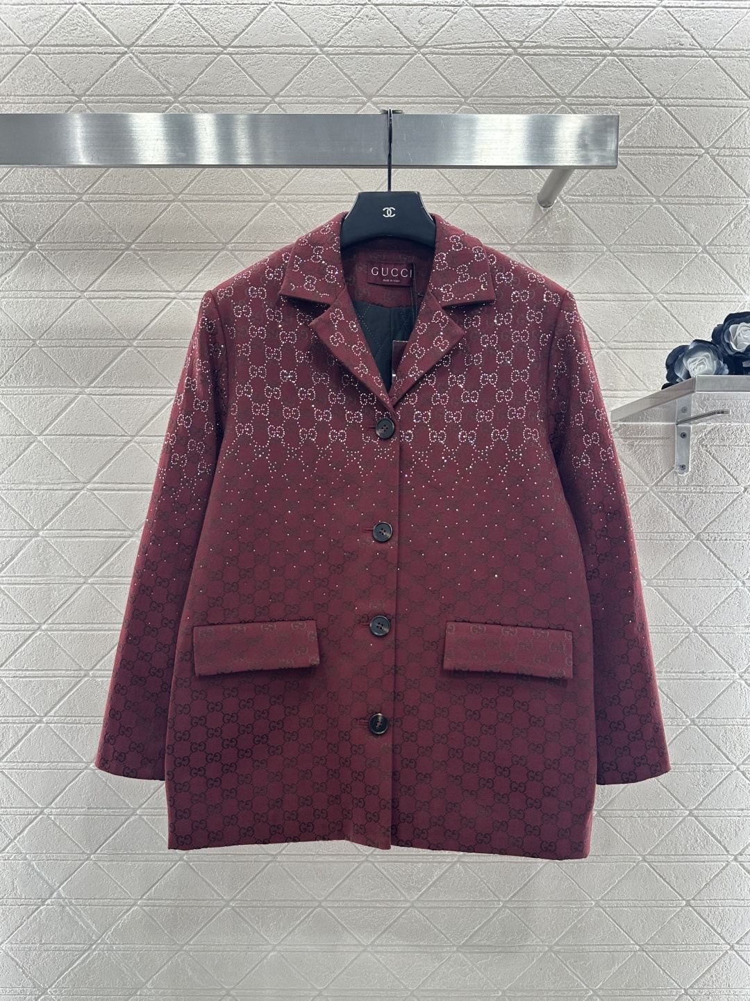 NO:636380,Gucc*2025 new products on the shelves Heavy industry hot diamond cotton jacket and skirt suit  Customized YB imported jacquard material, high-end texture, crisp and stylish, lapel-shaped suit and cotton jacket style, diamond pattern embossing inside, down cotton filling, warm and practical. Double G jacquard printed all over the body, gun-notched lapels with front buttons, high-end and crisp shape,  From top to bottom, it is embellished with heavy hot-hot diamonds and double G contrasting colors. It sparkles when viewed up close and shows a gradient luster when viewed from a distance. The design is rich in layers, creating a brand-exclusive sweet and cool style. Paired with the same series of straight-leg hip-hugging short skirts, the details echo and add to the aura. It is a must-have fashion item for autumn and winter. Customized surface accessories.  Look for the correct version, high version, jacket, Gucci-clothing, gucci, gucci, skirts, jackets & coats, down jacket, business suit, alexander wang19860909Gucc*2025新品上架 重工烫钻棉服外套短裙套装 定制YB进口提花材质,质感高级,挺括有型,翻领廓形西装棉服外套版型,内里菱格走线压纹,羽绒棉填充,保暖更实用.大身满印双G提花,枪驳翻领搭配前襟纽扣,造型高级挺括,自上向下处点缀重工烫钻和双G撞色,近看闪耀远看闪现渐变光泽,设计层次丰富,打造品牌专属甜酷风,搭配同系列直筒包臀短裙,细节呼应更显气场,秋冬必备时尚单品.定制面辅料 认准版本 高版本 外套,古驰-服装,gucci,gucci,skirts,jackets & coats,down jacket,business suit,alexander wang,Women's clothing