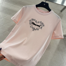 ♥Chane*♥2025新品上架 圆领刺绣订珠徽标𝑇𝑒𝑒定制YB斜纹全棉材质,柔软亲肤,舒适有 ♥Chane*♥2025新品上架 圆领刺绣订珠徽标𝑇𝑒𝑒定制YB斜纹全棉材质,柔软亲肤,舒适有