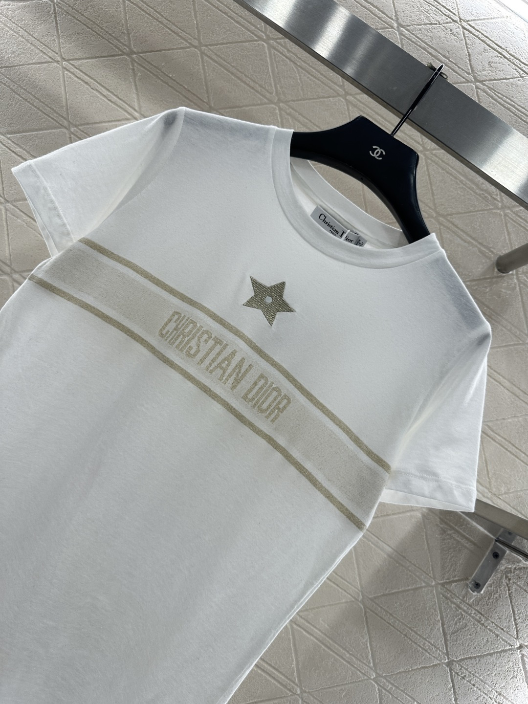 ♥Dio*♥2025新品上架 圆领刺绣五角星𝑇𝑒𝑒定制YB进口亚麻棉材质，质感高级，柔软舒适，常规短袖T