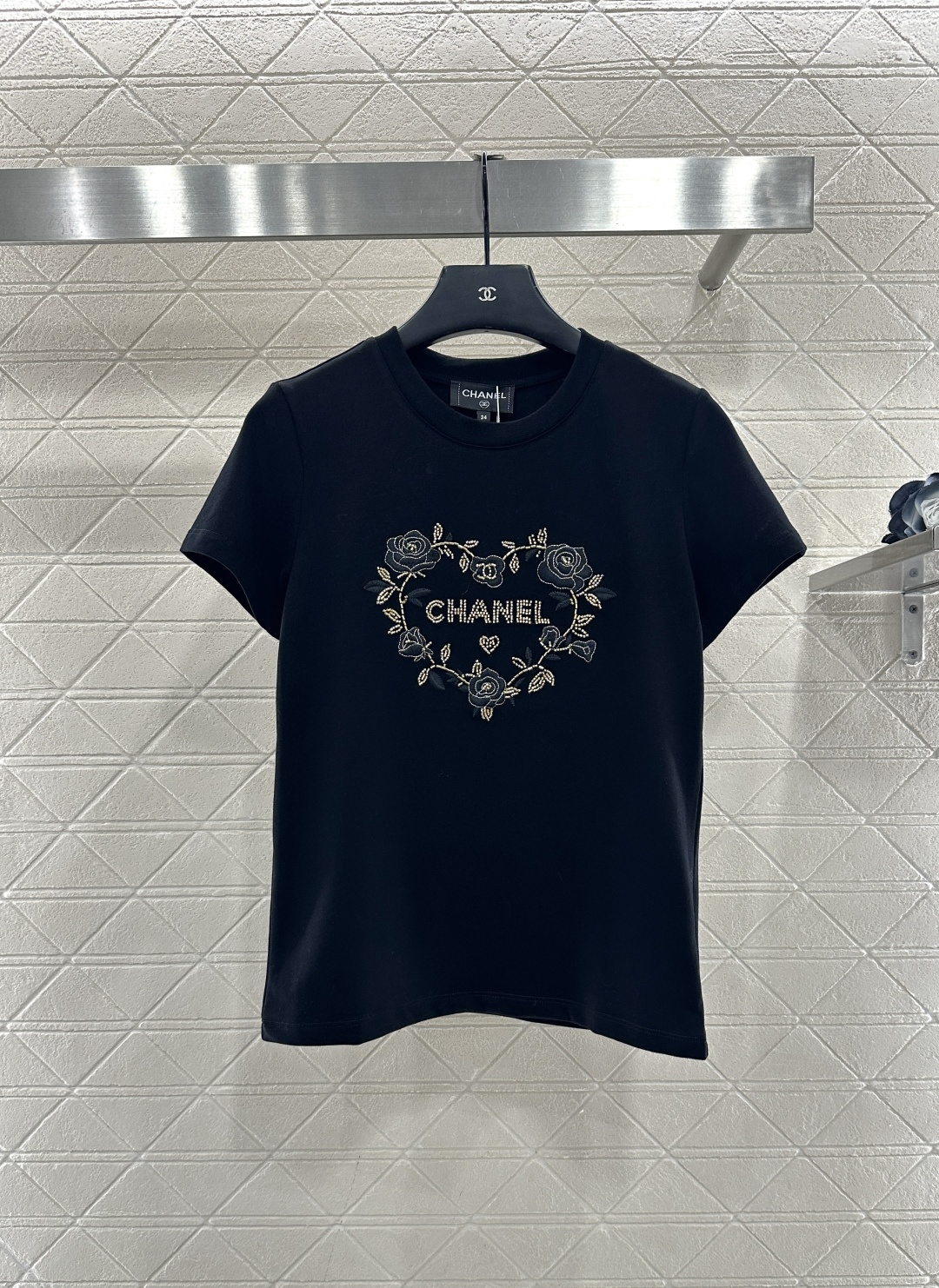 ♥Chane*♥2025新品上架      圆领刺绣订珠徽标𝑇𝑒𝑒定制YB斜纹全棉材质，柔软亲肤，舒适有