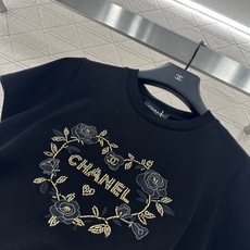 ♥Chane*♥2025新品上架 圆领刺绣订珠徽标𝑇𝑒𝑒定制YB斜纹全棉材质,柔软亲肤,舒适有 ♥Chane*♥2025新品上架 圆领刺绣订珠徽标𝑇𝑒𝑒定制YB斜纹全棉材质,柔软亲肤,舒适有
