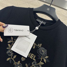 ♥Chane*♥2025新品上架 圆领刺绣订珠徽标𝑇𝑒𝑒定制YB斜纹全棉材质,柔软亲肤,舒适有 ♥Chane*♥2025新品上架 圆领刺绣订珠徽标𝑇𝑒𝑒定制YB斜纹全棉材质,柔软亲肤,舒适有