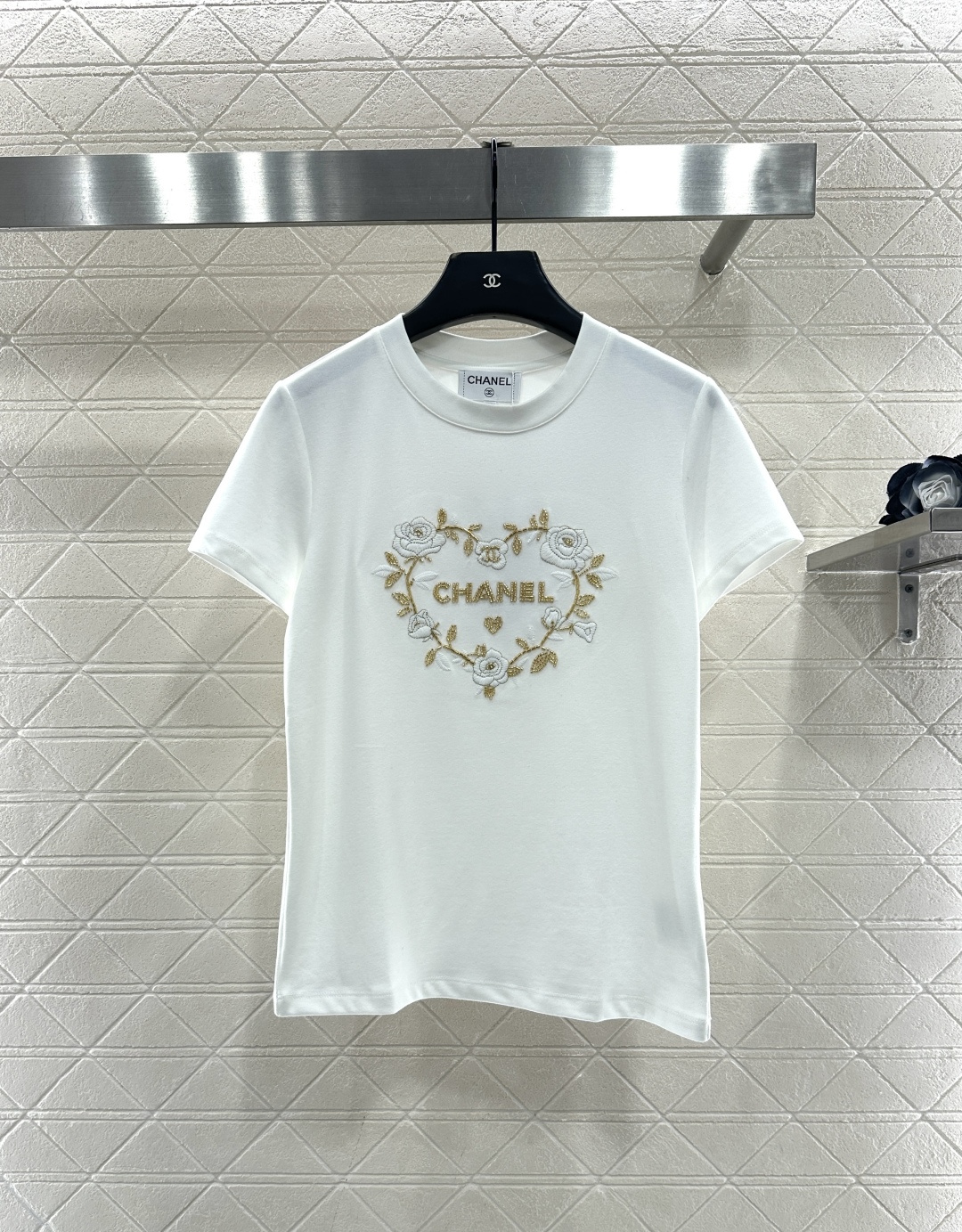 ♥Chane*♥2025新品上架      圆领刺绣订珠徽标𝑇𝑒𝑒定制YB斜纹全棉材质，柔软亲肤，舒适有