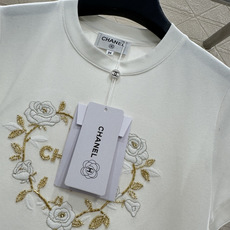 ♥Chane*♥2025新品上架 圆领刺绣订珠徽标𝑇𝑒𝑒定制YB斜纹全棉材质,柔软亲肤,舒适有 ♥Chane*♥2025新品上架 圆领刺绣订珠徽标𝑇𝑒𝑒定制YB斜纹全棉材质,柔软亲肤,舒适有
