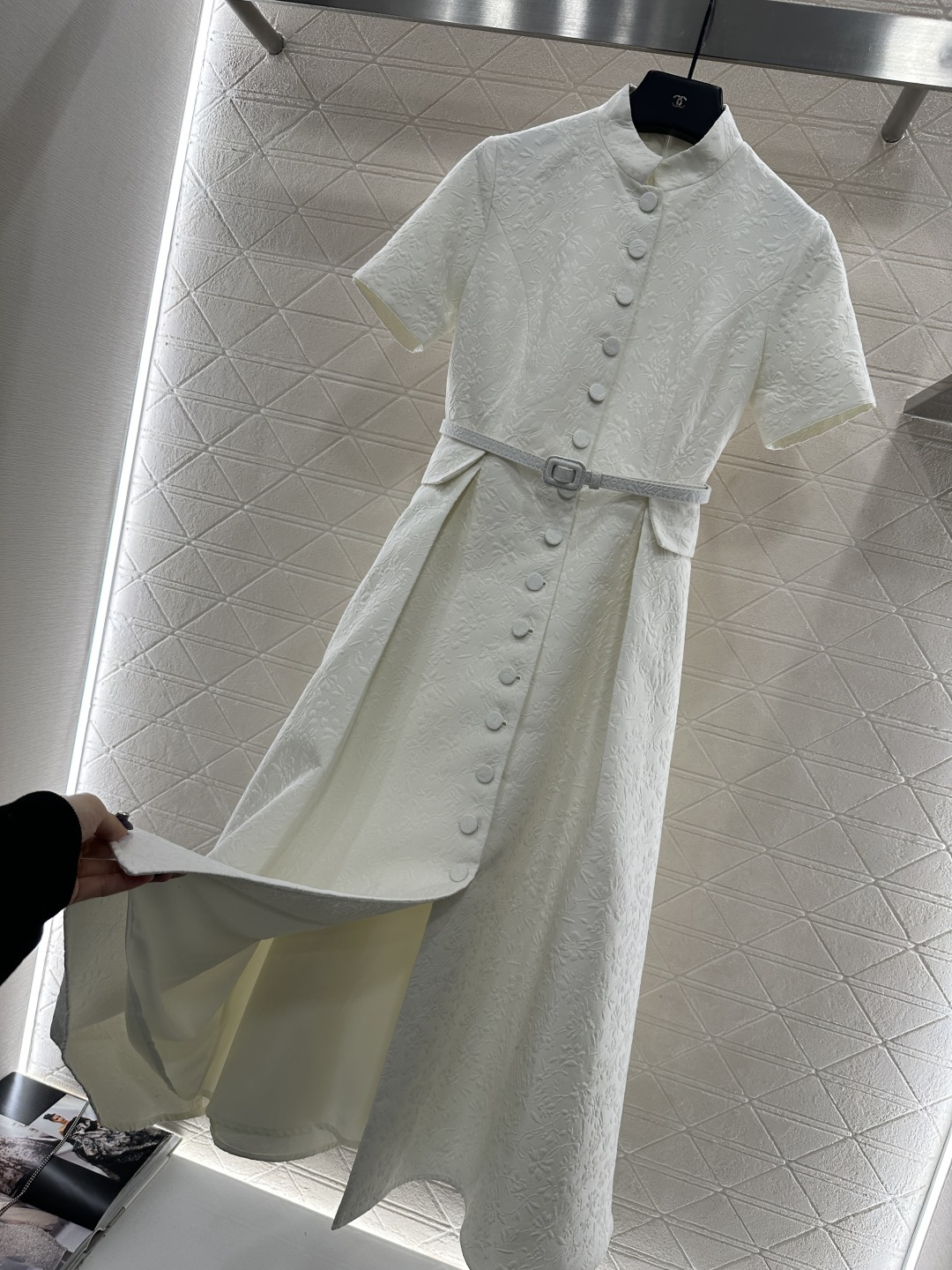 ♥Dio*♥2025新品上架 褶皱腰带连衣裙定制YB进口丝毛材质，面料凹凸花朵藤蔓的褶皱肌理明显，垂感有