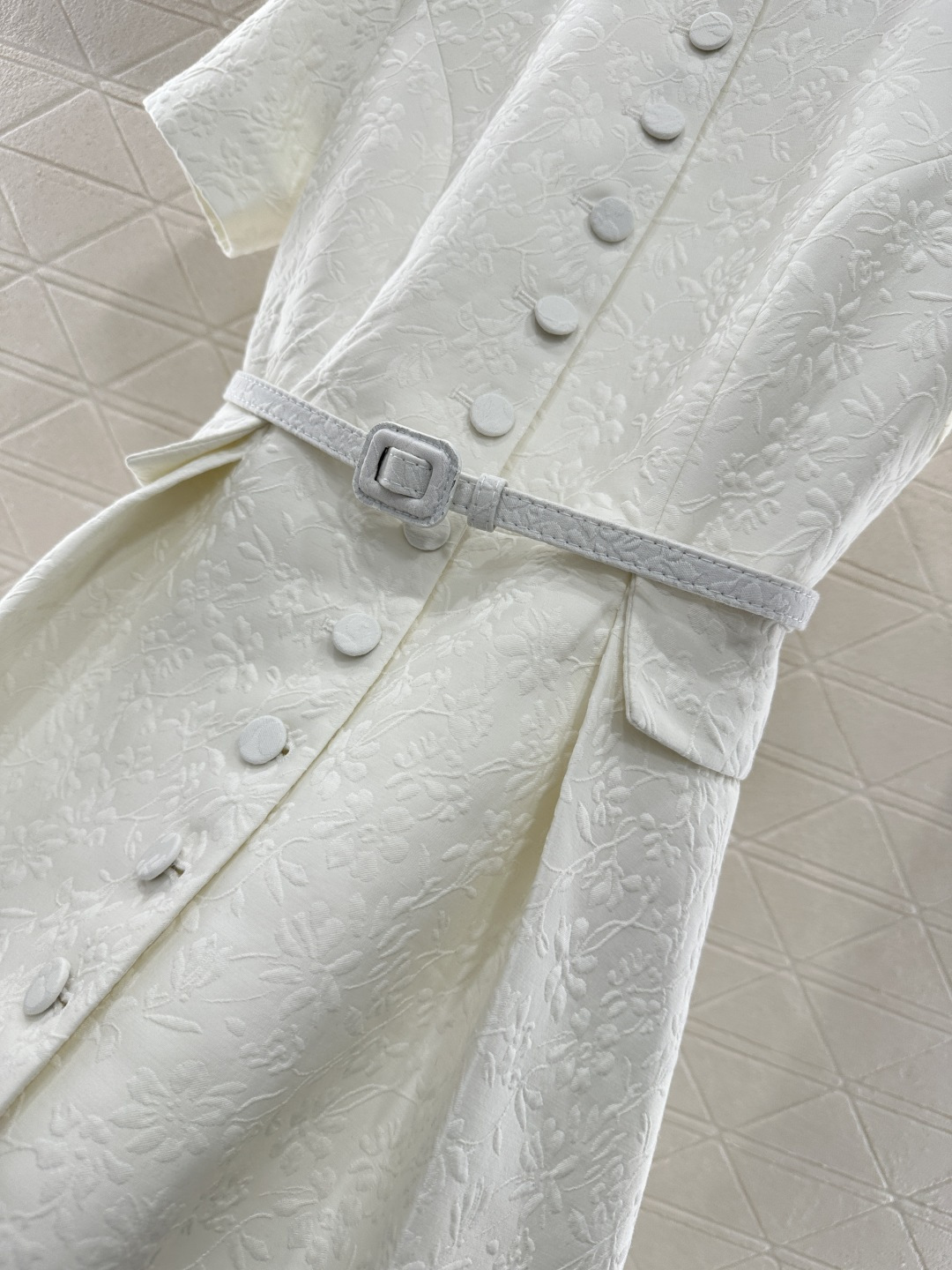 ♥Dio*♥2025新品上架 褶皱腰带连衣裙定制YB进口丝毛材质，面料凹凸花朵藤蔓的褶皱肌理明显，垂感有