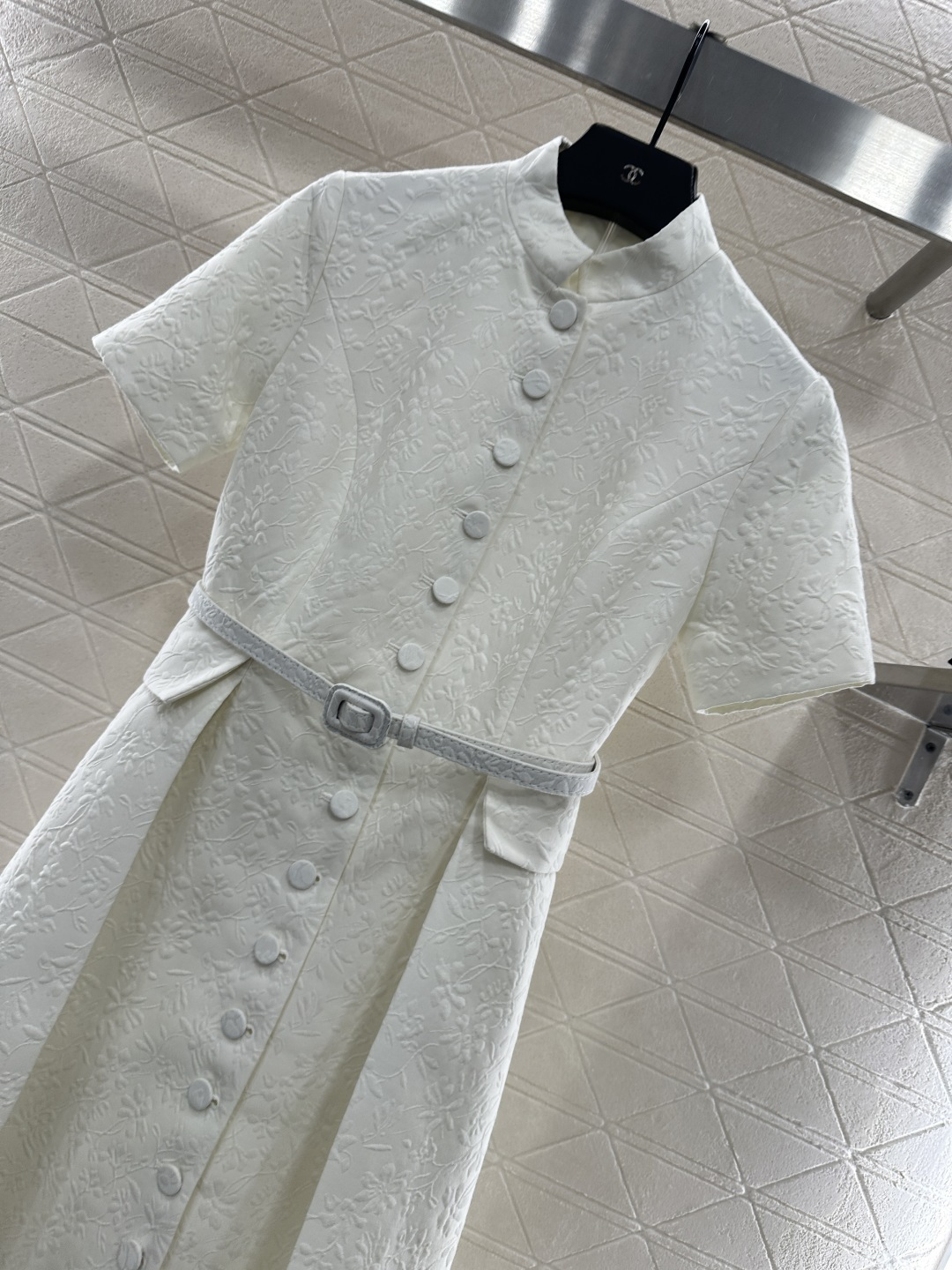 ♥Dio*♥2025新品上架 褶皱腰带连衣裙定制YB进口丝毛材质，面料凹凸花朵藤蔓的褶皱肌理明显，垂感有