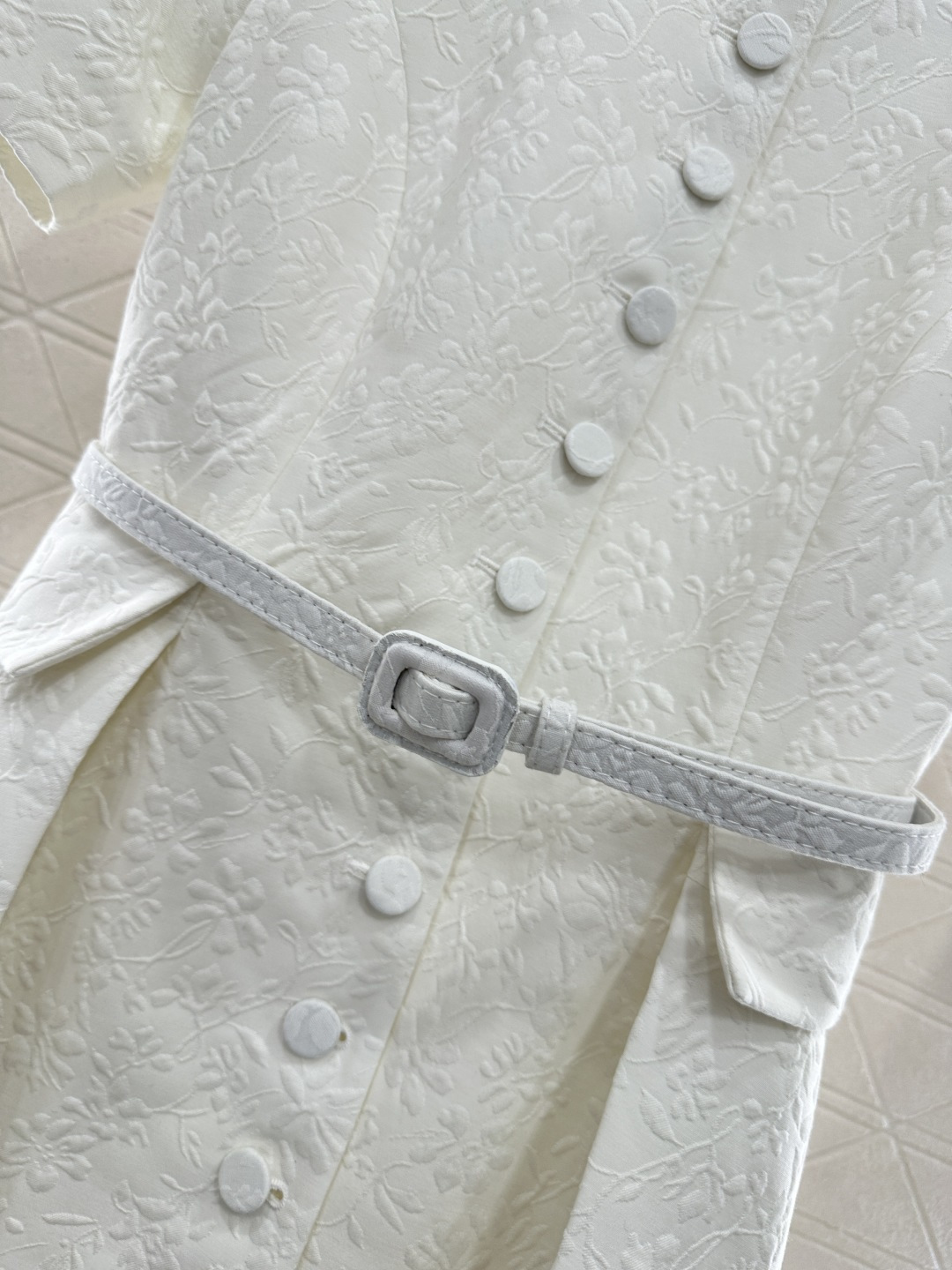 ♥Dio*♥2025新品上架 褶皱腰带连衣裙定制YB进口丝毛材质，面料凹凸花朵藤蔓的褶皱肌理明显，垂感有