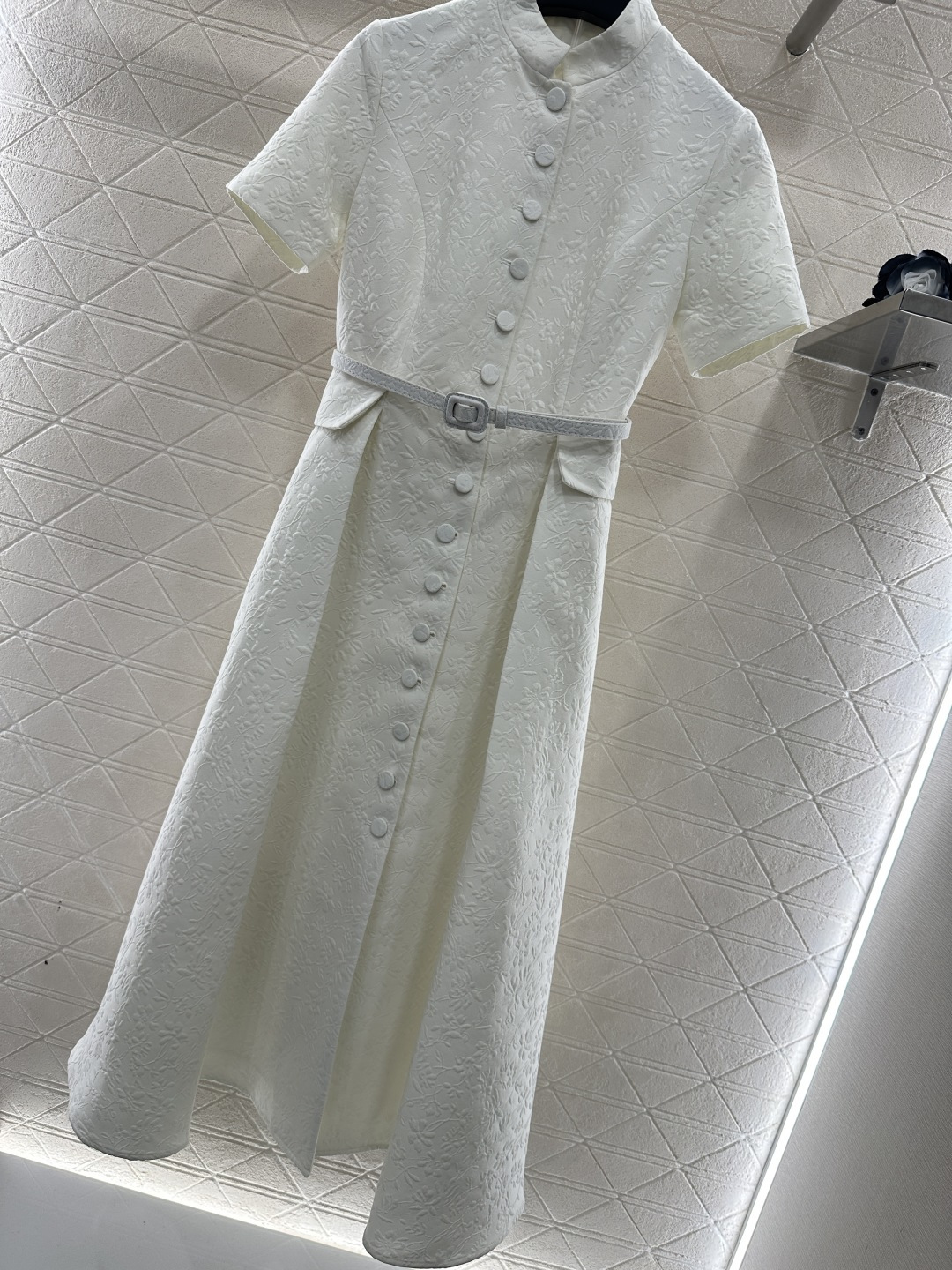 ♥Dio*♥2025新品上架 褶皱腰带连衣裙定制YB进口丝毛材质，面料凹凸花朵藤蔓的褶皱肌理明显，垂感有