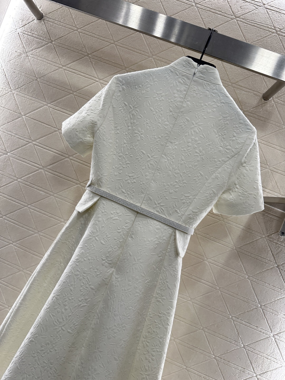 ♥Dio*♥2025新品上架 褶皱腰带连衣裙定制YB进口丝毛材质，面料凹凸花朵藤蔓的褶皱肌理明显，垂感有