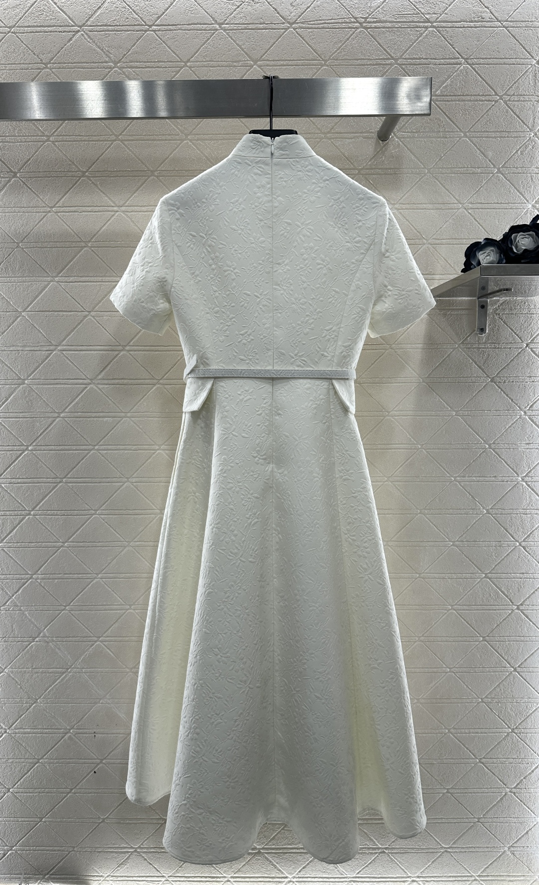 ♥Dio*♥2025新品上架 褶皱腰带连衣裙定制YB进口丝毛材质，面料凹凸花朵藤蔓的褶皱肌理明显，垂感有