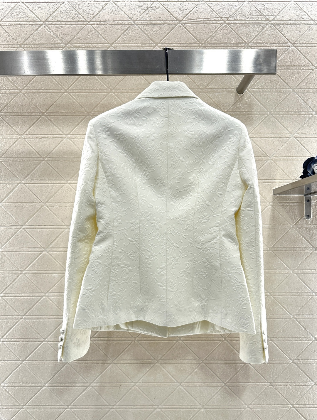 ♥Dio*♥2025新品上架 正肩西装半裙套装定制YB进口起毛材质，面料凹凸花朵藤蔓的褶皱肌理明显，垂感