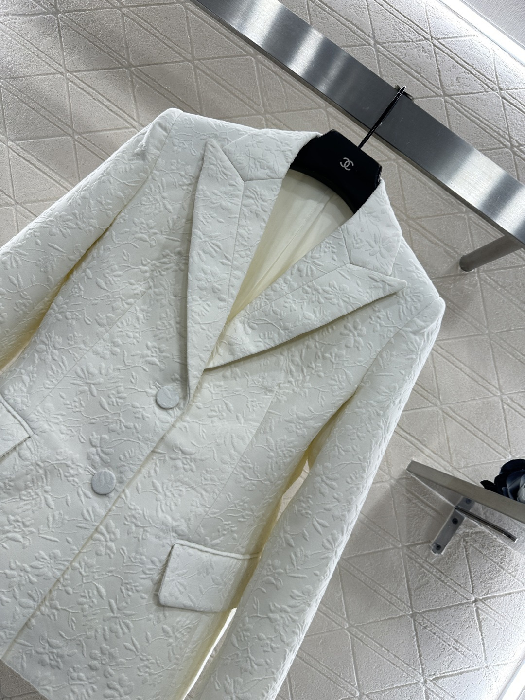 ♥Dio*♥2025新品上架 正肩西装半裙套装定制YB进口起毛材质，面料凹凸花朵藤蔓的褶皱肌理明显，垂感