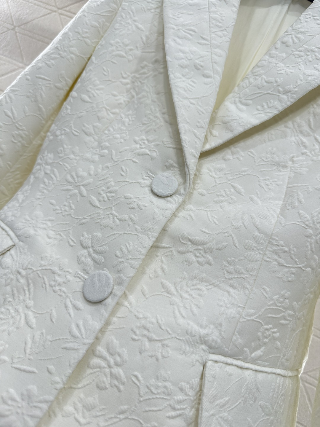 ♥Dio*♥2025新品上架 正肩西装半裙套装定制YB进口起毛材质，面料凹凸花朵藤蔓的褶皱肌理明显，垂感